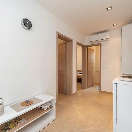 Simic 2 By Interhome